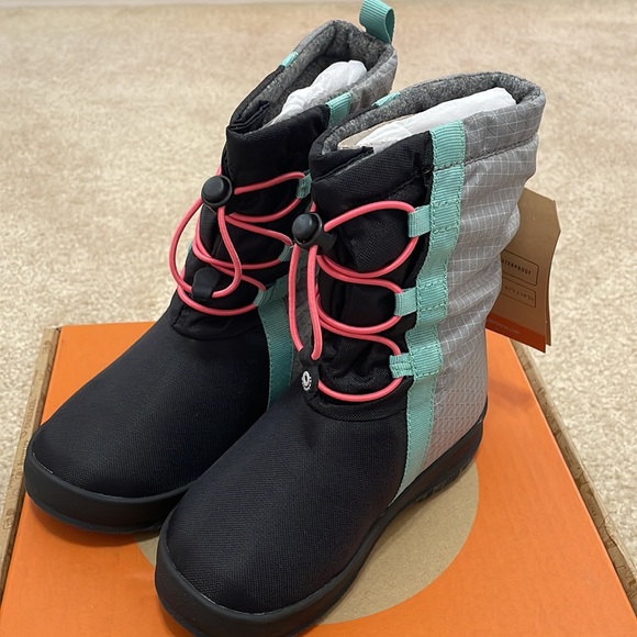 Bogs Other - BOGS, NWT little girl size 11 Snownight winter turquoise, pink, and black boots